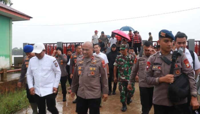 Wakapolda Riau Didampingi Bupati H. Zukri Tinjau Warga Terdampak Banjir di Pelalawan