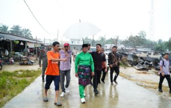 Bupati Pelalawan Tinjau Lokasi Kebakaran Pasar Kuala Semundem Dan Salurkan Bantuan