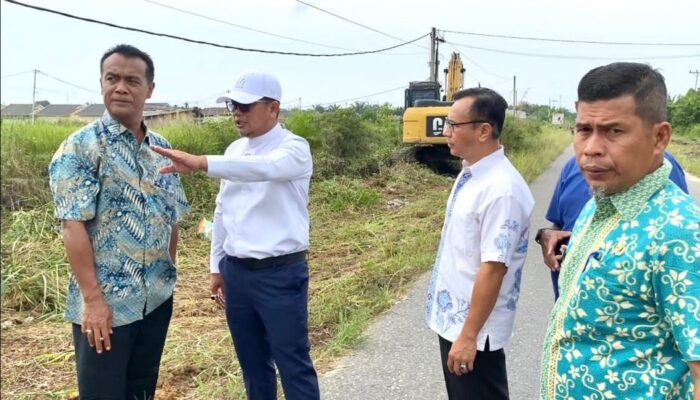 Antisipasi Banjir, Bupati Pelalawan Tinjau Pembersihan Drainase di Pangkalan Kerinci