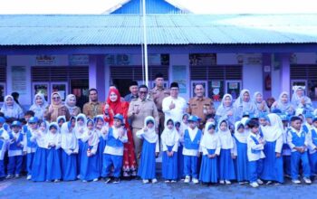 Bupati Pelalawan Tinjau Pelaksanaan Surat Edaran Gerakan Ayah Mengantar Anak Di Hari Pertama Sekolah