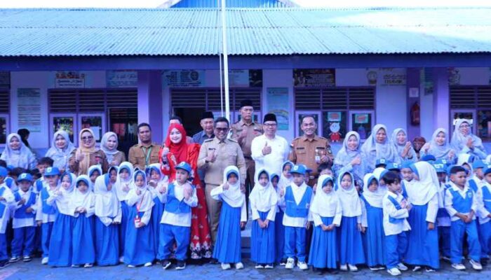 Bupati Pelalawan Tinjau Pelaksanaan Surat Edaran Gerakan Ayah Mengantar Anak Di Hari Pertama Sekolah