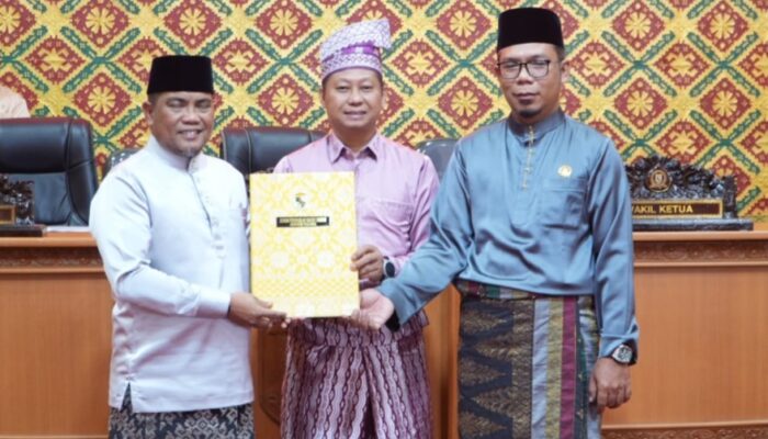Bupati H.Zukri Hadiri Sidang Paripurna Penandatanganan Nota Kesepakatan KUA dan PPAS Perubahan APBD Tahun 2025