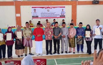 Puluhan Warga Desa Kampung Baru Terima Sertifikat Redistribusi Tanah dari Bupati Zukri