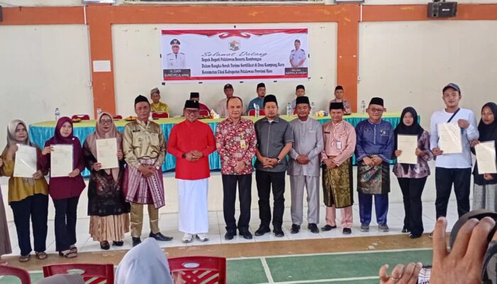 Puluhan Warga Desa Kampung Baru Terima Sertifikat Redistribusi Tanah dari Bupati Zukri