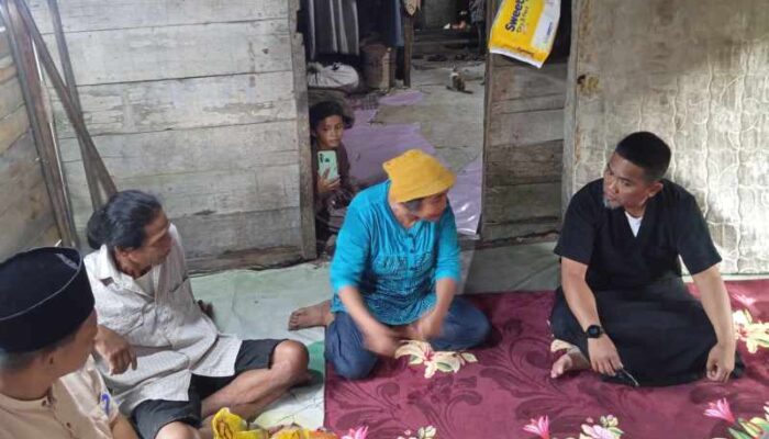 Bupati Zukri Blusukan di Bulan Ramadan, Antar Langsung Bantuan Sembako ke Rumah Warga Pangkalan Kerinci Timur