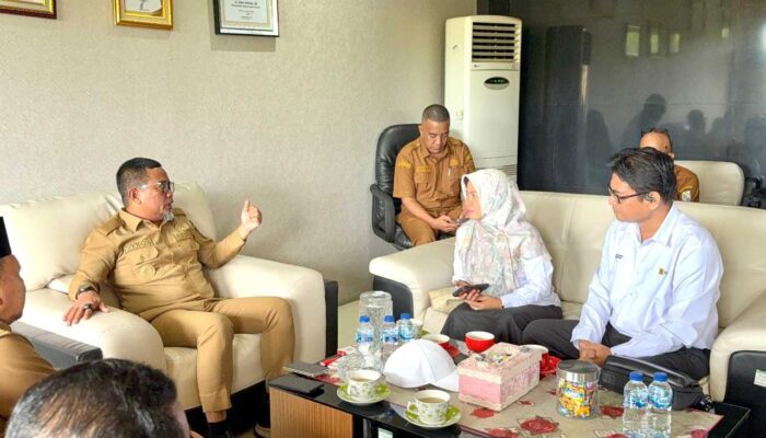 Masyarakat Pulau Mendol Segera Nikmati Listrik 24 Jam, Pemasangan Kabel Bawah Laut Capai 50 Persen