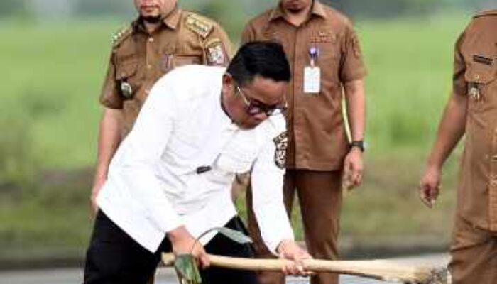 Pimpin Penanaman Pohon Aren, Bupati Zukri: Ini Investasi Jangka Panjang untuk Masa Depan Pelalawan
