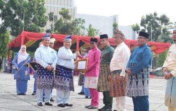 Bupati Pelalawan Terima PPD Terbaik I pada HUT ke-69 Provinsi Riau, Program Santunan Anak Yatim Jadi Sorotan