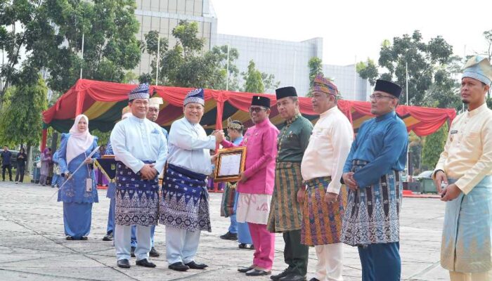 Bupati Pelalawan Terima PPD Terbaik I pada HUT ke-69 Provinsi Riau, Program Santunan Anak Yatim Jadi Sorotan